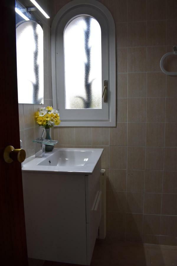 Magnolia, Habitacion Matrimonial Con Bano Uso Privado, En Casa Compartida Apartment Palafrugell Ngoại thất bức ảnh